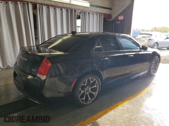 ✅ 2016 Chrysler 300 S • VIN: 2C3CCABG2GH298520 • Lot: 87239205. Listed on Copart with 141,124 mi. Free auction sales archive from the USA and detailed vehicle history report at DreamBid. Image 3.