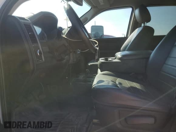 ✅ 2018 Ram 2500 Tradesman • VIN: 3C6UR5HJ1JG380620 • Lot: 90256605. Wystawiony na Copart z przebiegiem 259 819 mil. Bezpłatny archiwum sprzedaży aukcyjnych z USA i szczegółowy raport historii pojazdu na DreamBid. Zdjęcie 7.