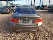 ✅ 2015 BMW 3 Series 320i • VIN: WBA3B1C53FK137299 • Lot: 82426785. Wystawiony na Copart z przebiegiem 88 610 mil. Bezpłatny archiwum sprzedaży aukcyjnych z USA i szczegółowy raport historii pojazdu na DreamBid. Zdjęcie 6.
