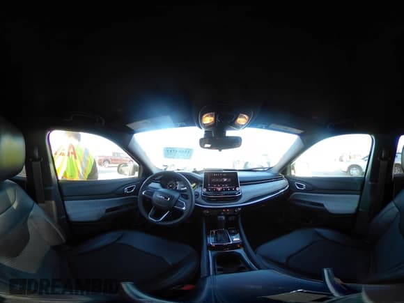 ✅ 2024 Jeep Compass Latitude • VIN: 3C4NJDBN2RT111183 • Lot: 43684717. Wystawiony na IAAI z przebiegiem 49 218 mil. Bezpłatny archiwum sprzedaży aukcyjnych z USA i szczegółowy raport historii pojazdu na DreamBid. Zdjęcie 19.