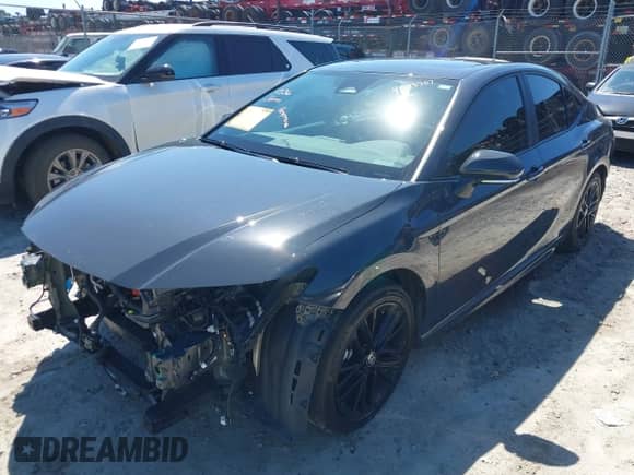 2025 Toyota Camry LE z VIN 4T1DAACKXSU524698, wystawiony jako IAAI lot #43123707 z przebiegiem 43 981 mil mil oraz . Historia ofert i sprzedaży dostępna na DreamBid. Obrazek 2.