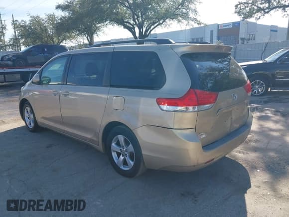 ✅ 2012 Toyota Sienna LE • VIN: 5TDKK3DC5CS228702 • Лот: 43922596. Опубликован ранее на IAAI с пробегом 187 141 миль. Бесплатный доступ к архиву аукционных продаж из США и подробный отчёт об истории автомобиля на DreamBid. Изображение 3.