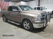 ✅ 2010 Dodge 1500 SLT • VIN: 1D7RV1CT4AS198355 • Lot: 43145485. Wystawiony na Copart z przebiegiem 128 884 mil. Bezpłatny archiwum sprzedaży aukcyjnych z USA i szczegółowy raport historii pojazdu na DreamBid. Zdjęcie 4.