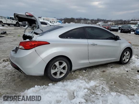 ✅ 2013 Hyundai Elantra SE • VIN: KMHDH6AE4DU018471 • Lot: 88840905. Wystawiony na Copart z przebiegiem 100 836 mil. Bezpłatny archiwum sprzedaży aukcyjnych z USA i szczegółowy raport historii pojazdu na DreamBid. Zdjęcie 3.