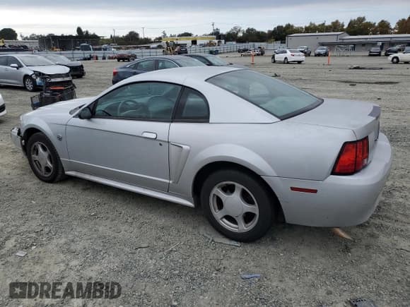 ✅ 2004 Ford Mustang Standard • VIN: 1FAFP40604F205778 • Lot: 91131805. Wystawiony na Copart z przebiegiem 218 390 mil. Bezpłatny archiwum sprzedaży aukcyjnych z USA i szczegółowy raport historii pojazdu na DreamBid. Zdjęcie 2.