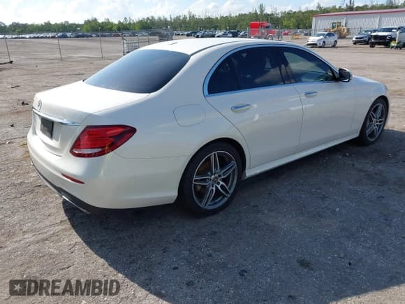 ✅ 2020 Mercedes-Benz E 350 • VIN: WDDZF8DB4LA742910 • Lot: 42506971. Wystawiony na IAAI z przebiegiem Nie podano. Bezpłatny archiwum sprzedaży aukcyjnych z USA i szczegółowy raport historii pojazdu na DreamBid. Zdjęcie 4.
