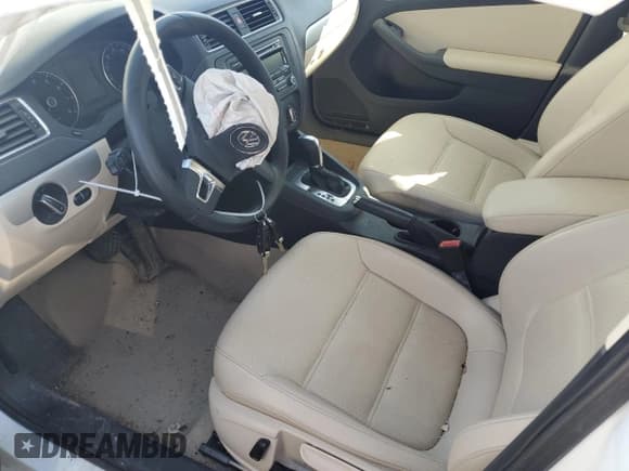 ✅ 2014 Volkswagen Jetta SE • VIN: 3VWD07AJ2EM431586 • Lot: 48257215. Wystawiony na Copart z przebiegiem 75 418 mil. Bezpłatny archiwum sprzedaży aukcyjnych z USA i szczegółowy raport historii pojazdu na DreamBid. Zdjęcie 7.