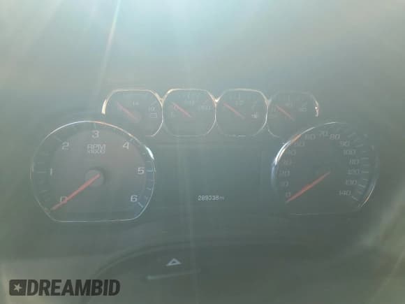 ✅ 2017 Chevrolet Suburban LT • VIN: 1GNSCHKC5HR116492 • Lot: 67053414. Wystawiony na Copart z przebiegiem 289 338 mil. Bezpłatny archiwum sprzedaży aukcyjnych z USA i szczegółowy raport historii pojazdu na DreamBid. Zdjęcie 9.