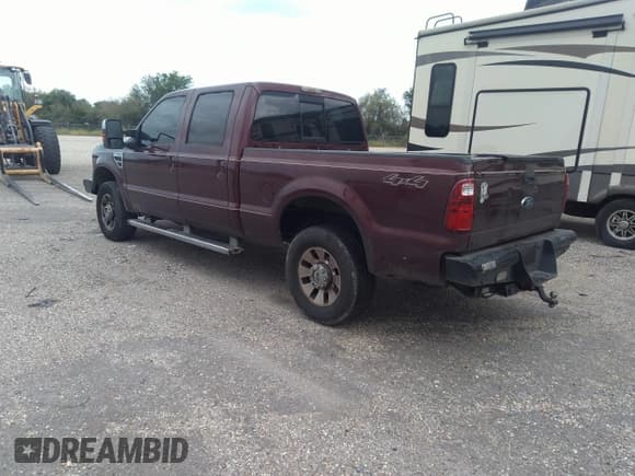 ✅ 2010 Ford F-250 XL • VIN: 1FTSW2B56AEA83417 • Lot: 42425571. Wystawiony na IAAI z przebiegiem Nie podano. Bezpłatny archiwum sprzedaży aukcyjnych z USA i szczegółowy raport historii pojazdu na DreamBid. Zdjęcie 3.