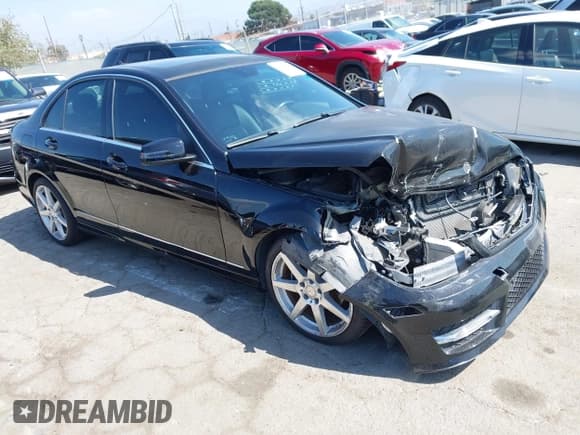 ✅ 2014 Mercedes-Benz C 250 Sport • VIN: WDDGF4HB3EA956882 • Лот: 43325401. Опубликован ранее на IAAI с пробегом 28 528 миль. Бесплатный доступ к архиву аукционных продаж из США и подробный отчёт об истории автомобиля на DreamBid. Изображение 1.