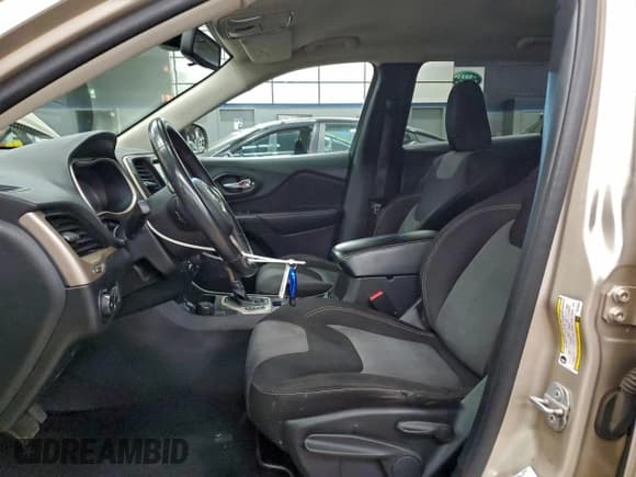 ✅ 2014 Jeep Cherokee Latitude • VIN: 1C4PJMCB3EW186248 • Lot: 96553205. Wystawiony na Copart z przebiegiem 170 423 mil. Bezpłatny archiwum sprzedaży aukcyjnych z USA i szczegółowy raport historii pojazdu na DreamBid. Zdjęcie 7.