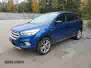 2018 Ford Escape SE z VIN 1FMCU9GD7JUA05961, wystawiony jako Copart lot #82458805 z przebiegiem Nie podano mil oraz Czysty tytuł • Clean title. Historia ofert i sprzedaży dostępna na DreamBid. Obrazek 1.