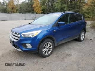 2018 Ford Escape SE z VIN 1FMCU9GD7JUA05961, wystawiony jako Copart lot #82458805 z przebiegiem Nie podano mil oraz Czysty tytuł • Clean title. Historia ofert i sprzedaży dostępna na DreamBid. Obrazek 1.