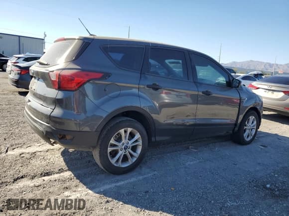✅ 2019 Ford Escape S • VIN: 1FMCU0F7XKUA42043 • Лот: 83796075. Опубликован ранее на Copart с пробегом 68 699 миль. Бесплатный доступ к архиву аукционных продаж из США и подробный отчёт об истории автомобиля на DreamBid. Изображение 3.