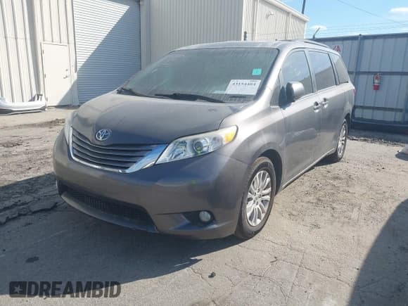 ✅ 2017 Toyota Sienna XLE Auto Access Seat • VIN: 5TDYZ3DC4HS781421 • Лот: 43154484. Опубликован ранее на IAAI с пробегом 153 222 миль. Бесплатный доступ к архиву аукционных продаж из США и подробный отчёт об истории автомобиля на DreamBid. Изображение 2.