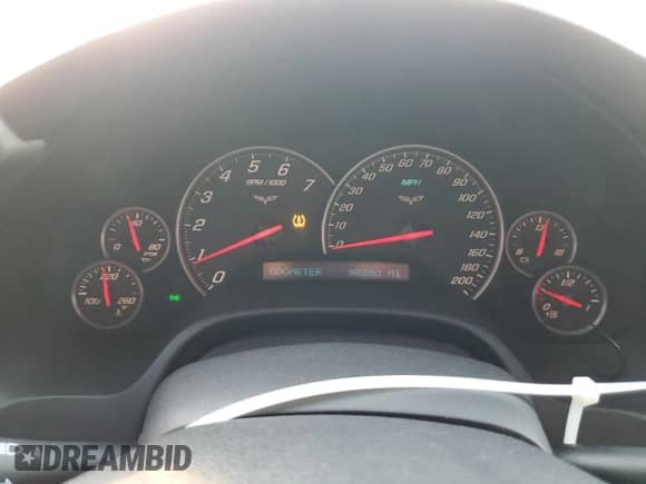 2006 Chevrolet Corvette z VIN 1G1YY26U965130817, wystawiony jako Copart lot #76907154 z przebiegiem 98 280 mil mil oraz Szkoda całkowita • Salvage title. Historia ofert i sprzedaży dostępna na DreamBid. Obrazek 9.