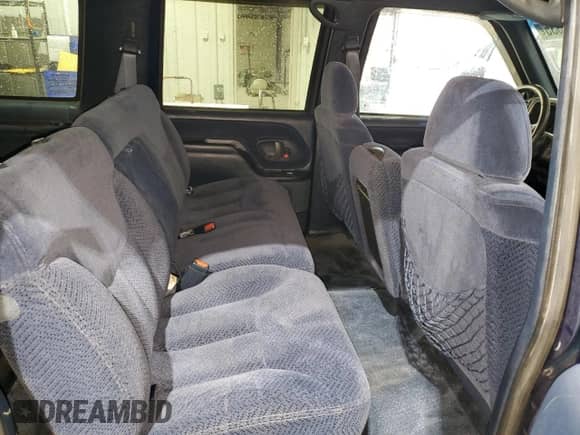 1998 Chevrolet Suburban с VIN 1GNEC16R5WJ361307, выставлен на аукционе Copart как лот 85717335 с пробегом 29 147 миль миль и Списание • Salvage title. История ставок и продаж доступна на DreamBid. Изображение 11.