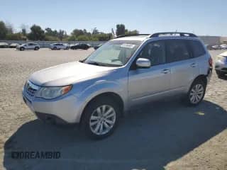 2013 Subaru Forester X Premium z VIN JF2SHADC8DH421176, wystawiony jako Copart lot #81766085 z przebiegiem 119 778 mil mil oraz Szkoda całkowita • Salvage title. Historia ofert i sprzedaży dostępna na DreamBid. Obrazek 1.