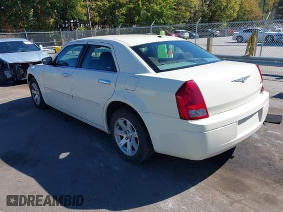 ✅ 2007 Chrysler 300 • VIN: 2C3KA43R97H710564 • Lot: 43483894. Listed on IAAI with 143,790 mi. Free auction sales archive from the USA and detailed vehicle history report at DreamBid. Image 3.