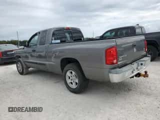 2005 Dodge Dakota SLT z VIN 1D7HE42N35S126522, wystawiony jako Copart lot #79425554 z przebiegiem 129 746 mil mil oraz Szkoda całkowita • Salvage title. Historia ofert i sprzedaży dostępna na DreamBid. Obrazek 2.
