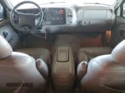 ✅ 1997 GMC Suburban • VIN: 3GKFK16R3VG505683 • Lot: 84783745. Wystawiony na Copart z przebiegiem 198 773 mil. Bezpłatny archiwum sprzedaży aukcyjnych z USA i szczegółowy raport historii pojazdu na DreamBid. Zdjęcie 8.