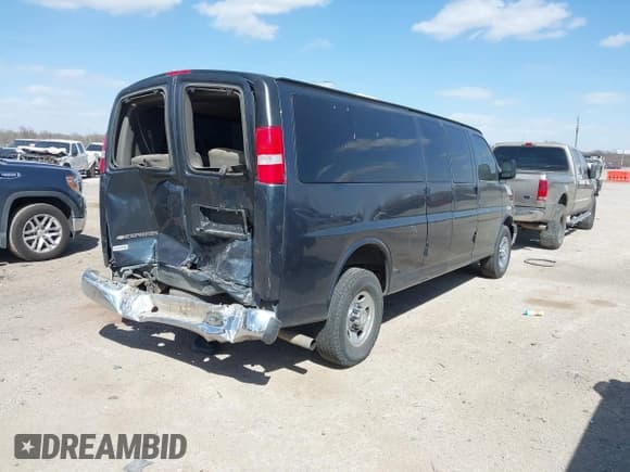 ✅ 2019 Chevrolet Express Passenger LT • VIN: 1GAZGPFG0K1239988 • Lot: 41830689. Wystawiony na IAAI z przebiegiem 112 943 mil. Bezpłatny archiwum sprzedaży aukcyjnych z USA i szczegółowy raport historii pojazdu na DreamBid. Zdjęcie 4.