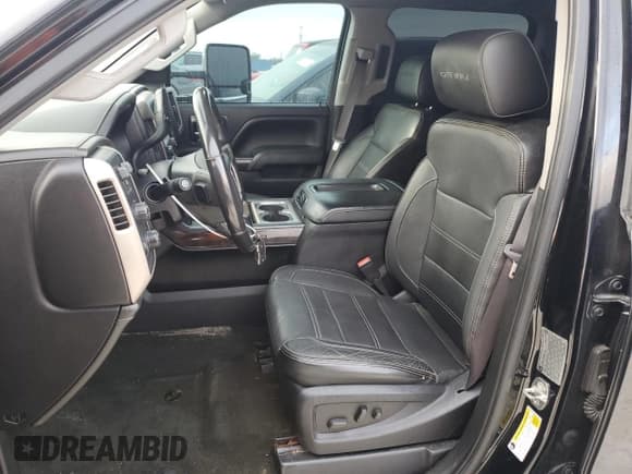 ✅ 2015 GMC Sierra 3500HD Denali • VIN: 1GT424E80FF657761 • Lot: 75131604. Wystawiony na Copart z przebiegiem 78 011 mil. Bezpłatny archiwum sprzedaży aukcyjnych z USA i szczegółowy raport historii pojazdu na DreamBid. Zdjęcie 7.