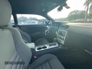 ✅ 2009 Dodge Challenger SE • VIN: 2B3LJ44V89H577103 • Lot: 87474274. Wystawiony na Copart z przebiegiem 172 791 mil. Bezpłatny archiwum sprzedaży aukcyjnych z USA i szczegółowy raport historii pojazdu na DreamBid. Zdjęcie 5.