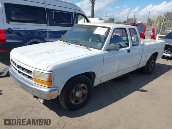 1995 Dodge Dakota z VIN 1B7GL23XXSW932961, wystawiony jako IAAI lot #43375512 z przebiegiem 456 808 mil mil oraz . Historia ofert i sprzedaży dostępna na DreamBid. Obrazek 2.