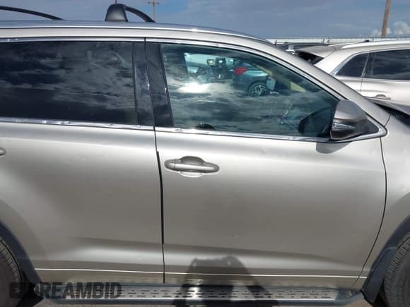 ✅ 2015 Toyota Highlander Limited • VIN: 5TDYKRFH3FS094413 • Lot: 42823458. Wystawiony na IAAI z przebiegiem 172 842 mil. Bezpłatny archiwum sprzedaży aukcyjnych z USA i szczegółowy raport historii pojazdu na DreamBid. Zdjęcie 13.