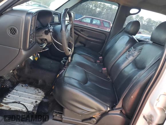 ✅ 2006 Chevrolet Silverado 2500HD Work Truck • VIN: 1GCHC23U86F252766 • Lot: 43647845. Wystawiony na Copart z przebiegiem 307 488 mil. Bezpłatny archiwum sprzedaży aukcyjnych z USA i szczegółowy raport historii pojazdu na DreamBid. Zdjęcie 7.