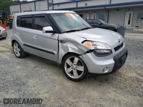 ✅ 2010 Kia Soul Sport • VIN: KNDJT2A28A7147022 • Lot: 69702375. Wystawiony na Copart z przebiegiem 152 321 mil. Bezpłatny archiwum sprzedaży aukcyjnych z USA i szczegółowy raport historii pojazdu na DreamBid. Zdjęcie 4.