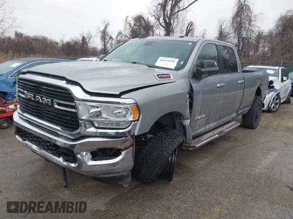 ✅ 2021 Ram 2500 Big Horn • VIN: 3C6UR5JL4MG653548 • Lot: 41653456. Wystawiony na IAAI z przebiegiem 62 348 mil. Bezpłatny archiwum sprzedaży aukcyjnych z USA i szczegółowy raport historii pojazdu na DreamBid. Zdjęcie 2.