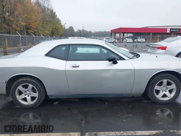 ✅ 2010 Dodge Challenger SE • VIN: 2B3CJ4DV1AH102512 • Lot: 40784408. Wystawiony na IAAI z przebiegiem 204 223 mil. Bezpłatny archiwum sprzedaży aukcyjnych z USA i szczegółowy raport historii pojazdu na DreamBid. Zdjęcie 13.