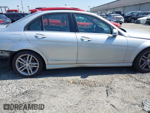 ✅ 2014 Mercedes-Benz C 250 Sport • VIN: WDDGF4HB4ER305973 • Lot: 41781503. Wystawiony na IAAI z przebiegiem 98 542 mil. Bezpłatny archiwum sprzedaży aukcyjnych z USA i szczegółowy raport historii pojazdu na DreamBid. Zdjęcie 14.