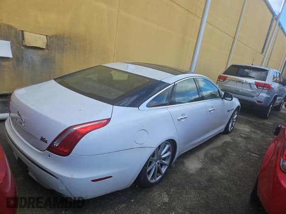 ✅ 2013 Jaguar XJ • VIN: SAJWJ1CD7D8V49599 • Lot: 82354574. Listed on Copart with 133,163 mi. Free auction sales archive from the USA and detailed vehicle history report at DreamBid. Image 4.