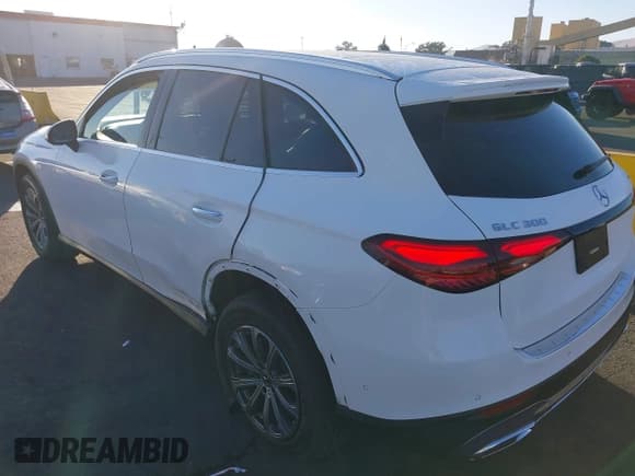✅ 2024 Mercedes-Benz GLC 300 • VIN: W1NKM4HBXRF199040 • Lot: 43483656. Wystawiony na IAAI z przebiegiem 10 398 mil. Bezpłatny archiwum sprzedaży aukcyjnych z USA i szczegółowy raport historii pojazdu na DreamBid. Zdjęcie 6.