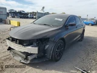 ✅ 2015 Chrysler 200 C • VIN: 1C3CCCCG2FN524328 • Lot: 91064375. Wystawiony na Copart z przebiegiem 131 073 mil. Bezpłatny archiwum sprzedaży aukcyjnych z USA i szczegółowy raport historii pojazdu na DreamBid. Zdjęcie 1.