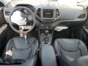 ✅ 2023 Jeep Cherokee Trailhawk • VIN: 1C4PJMBN8PD111961 • Lot: 61957794. Wystawiony na Copart z przebiegiem 13 079 mil. Bezpłatny archiwum sprzedaży aukcyjnych z USA i szczegółowy raport historii pojazdu na DreamBid. Zdjęcie 8.