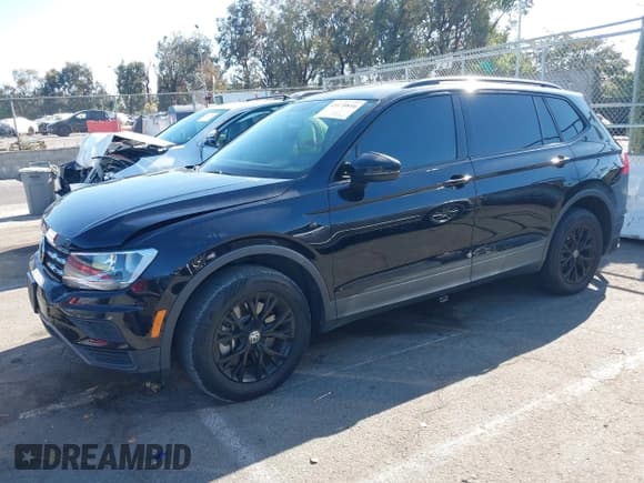 ✅ 2021 Volkswagen Tiguan S • VIN: 3VV1B7AX5MM038606 • Lot: 43170816. Wystawiony na IAAI z przebiegiem 58 393 mil. Bezpłatny archiwum sprzedaży aukcyjnych z USA i szczegółowy raport historii pojazdu na DreamBid. Zdjęcie 2.