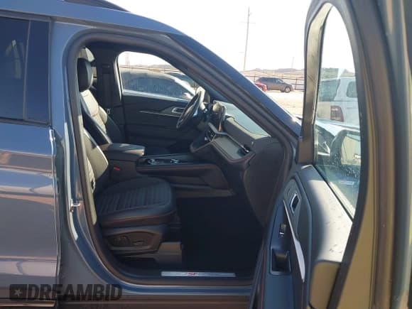 ✅ 2025 Ford Explorer ST-Line • VIN: 1FMUK7KH0SGA99562 • Лот: 43343916. Опубликован ранее на IAAI с пробегом 8 394 миль. Бесплатный доступ к архиву аукционных продаж из США и подробный отчёт об истории автомобиля на DreamBid. Изображение 5.