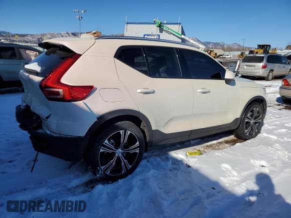 ✅ 2022 Volvo XC40 Inscription • VIN: YV4162UL7N2758140 • Лот: 43525065. Опубликован ранее на Copart с пробегом 22 637 миль. Бесплатный доступ к архиву аукционных продаж из США и подробный отчёт об истории автомобиля на DreamBid. Изображение 3.