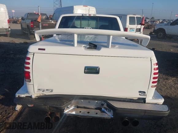 ✅ 1997 Chevrolet Silverado 1500 • VIN: 2GBEC19R2V1116045 • Lot: 43708087. Wystawiony na IAAI z przebiegiem 176 084 mil. Bezpłatny archiwum sprzedaży aukcyjnych z USA i szczegółowy raport historii pojazdu na DreamBid. Zdjęcie 6.