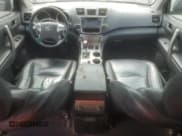 ✅ 2013 Toyota Highlander Plus • VIN: 5TDZK3EH3DS128026 • Лот: 71488565. Опубликован ранее на Copart с пробегом 217 461 миль. Бесплатный доступ к архиву аукционных продаж из США и подробный отчёт об истории автомобиля на DreamBid. Изображение 8.