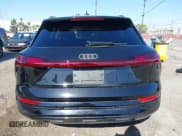 ✅ 2024 Audi Q8 e-tron Premium Plus • VIN: WA15AAGE5RB058692 • Lot: 42003481. Wystawiony na IAAI z przebiegiem 9 129 mil. Bezpłatny archiwum sprzedaży aukcyjnych z USA i szczegółowy raport historii pojazdu na DreamBid. Zdjęcie 17.