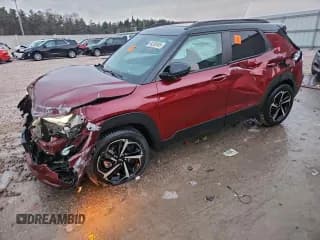 ✅ 2023 Chevrolet TrailBlazer RS • VIN: KL79MTSL5PB070335 • Лот: 94282495. Опубликован ранее на Copart с пробегом 44 397 миль. Бесплатный доступ к архиву аукционных продаж из США и подробный отчёт об истории автомобиля на DreamBid. Изображение 1.