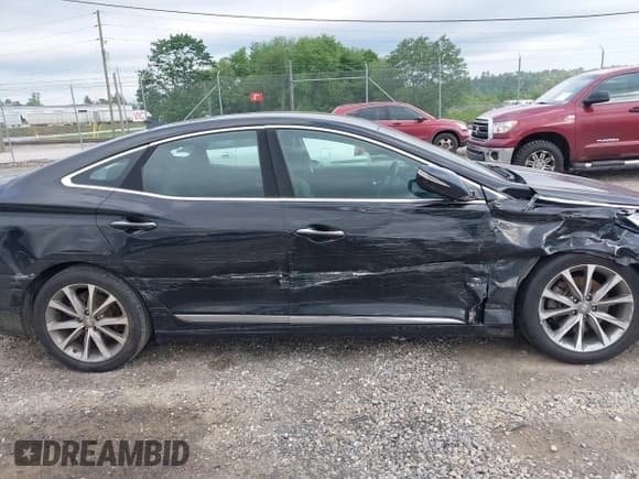 ✅ 2016 Hyundai Azera • VIN: KMHFG4JG3GA510125 • Lot: 42297833. Listed on IAAI with 127,343 mi. Free auction sales archive from the USA and detailed vehicle history report at DreamBid. Image 13.