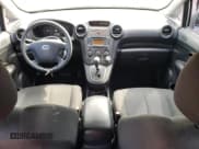 ✅ 2010 Kia Rondo • VIN: KNAHG8A97A7293914 • Lot: 70233005. Wystawiony na Copart z przebiegiem 146 142 mil. Bezpłatny archiwum sprzedaży aukcyjnych z USA i szczegółowy raport historii pojazdu na DreamBid. Zdjęcie 8.