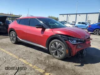 ✅ 2022 Kia EV6 Wind • VIN: KNDC3DLC2N5079845 • Lot: 81634725. Wystawiony na Copart z przebiegiem 96 935 mil. Bezpłatny archiwum sprzedaży aukcyjnych z USA i szczegółowy raport historii pojazdu na DreamBid. Zdjęcie 4.