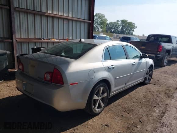 2012 Chevrolet Malibu 1LT z VIN 1G1ZC5EU4CF397391, wystawiony jako IAAI lot #42925839 z przebiegiem 70 327 mil mil oraz . Historia ofert i sprzedaży dostępna na DreamBid. Obrazek 4.